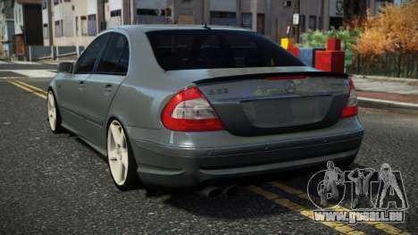 Mercedes-Benz E63 AMG Ofejuk pour GTA 4